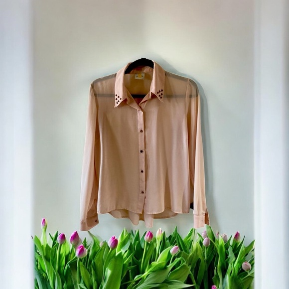 Beautiful Sis Sis/ brand sheer light Pink Blouse w/stud detailing on Collar. ND - Picture 13 of 13
